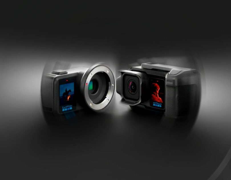 Comparaison visuelle en studio de deux perspectives d'une caméra d'action GoPro Mission 1. À gauche, la face avant montre un objectif interchangeable à grande ouverture (type monture cinéma) avec bague métallique et l'écran LCD affichant un plan de surfeur. À droite, la vue arrière montre l'écran principal affichant un portrait rouge stylisé et le corps robuste de l'appareil. Fond sombre et flou de mouvement.
