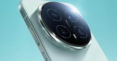 Gros plan sur le module photo circulaire d'un smartphone premium de couleur vert d'eau, présentant trois lentilles proéminentes et l'inscription "Ai IMAGE" sur un châssis métallique aux bords striés.