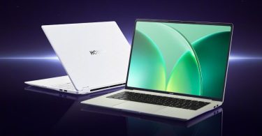 Deux ordinateurs portables Honor WIN de couleur blanche présentés sur une surface réfléchissante sombre : l'un fermé montrant le logo Honor argenté au dos, l'autre ouvert affichant un fond d'écran abstrait vert sur un écran à bordures fines, le tout sur fond galactique violet.