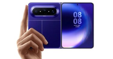 Vue de dos et de l'écran intérieur d'un smartphone pliable Huawei Pura X Max violet, tenu en main. Le dos présente une texture lignée et un triple capteur photo horizontal marqué 'XMAGE'. L'écran de droite affiche l'heure '08:08' et la date en chinois sur un fond dégradé bleu et violet.