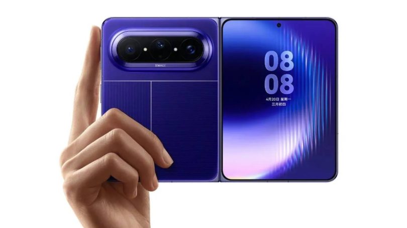 Vue de dos et de l'écran intérieur d'un smartphone pliable Huawei Pura X Max violet, tenu en main. Le dos présente une texture lignée et un triple capteur photo horizontal marqué 'XMAGE'. L'écran de droite affiche l'heure '08:08' et la date en chinois sur un fond dégradé bleu et violet.