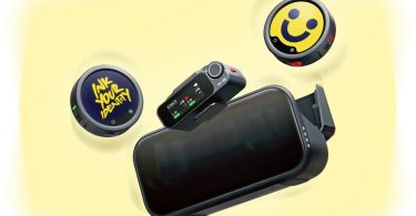 Ensemble audio Insta360 Mic Pro comprenant un récepteur avec écran E-Ink affichant les niveaux, deux émetteurs circulaires (un avec logo "INK YOUR IDENTITY", l'autre avec smiley jaune), et un boîtier de charge ouvert, sur fond jaune pastel.