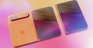 Un rendu 3D d'un iPhone pliable conceptuel de couleur dorée, montrant son design en trois parties : la face arrière avec le logo Apple et les caméras, ainsi que deux écrans allumés affichant des gradients de couleur, posés sur une surface irisée rose-dorée.