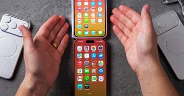 Vue de dessus d'un prototype d'iPhone pliable comparé à un iPhone standard, mettant en évidence l'écran flexible, le châssis ultra-fin de 5,5 mm et les maquettes de design industriel sur un plan de travail.