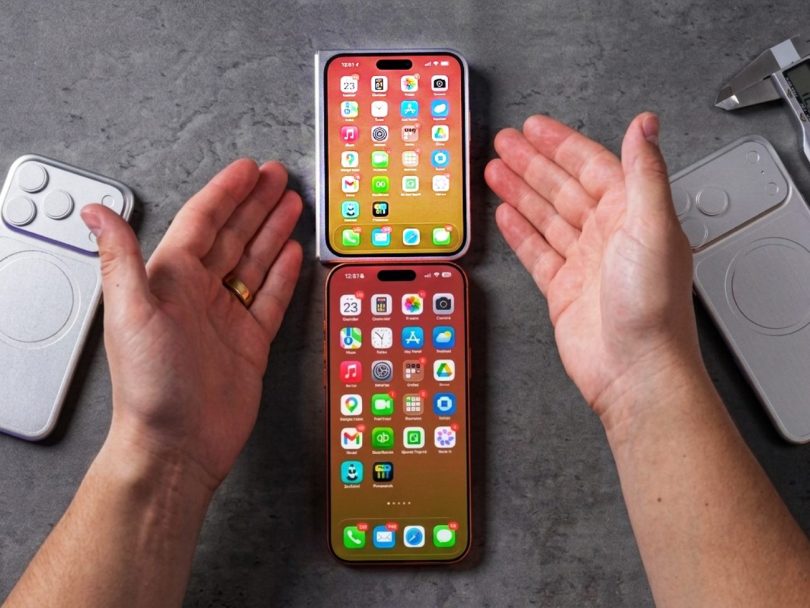 Vue de dessus d'un prototype d'iPhone pliable comparé à un iPhone standard, mettant en évidence l'écran flexible, le châssis ultra-fin de 5,5 mm et les maquettes de design industriel sur un plan de travail.