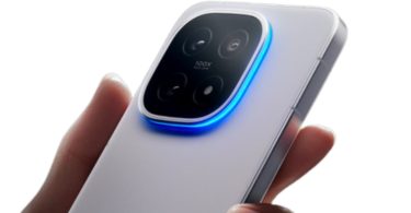 Gros plan sur le module photo arrière de l'iQOO 16 tenu en main, montrant trois capteurs dont un téléobjectif périscopique, l'inscription 100X Tele Lens et un anneau lumineux bleu LED.