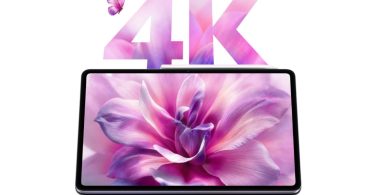 Tablette iQoo haut de gamme avec stylet magnétique, affichant une fleur violette éclatante sur un écran 4K haute résolution, surmontée d'un logo "4K" stylisé avec un papillon.