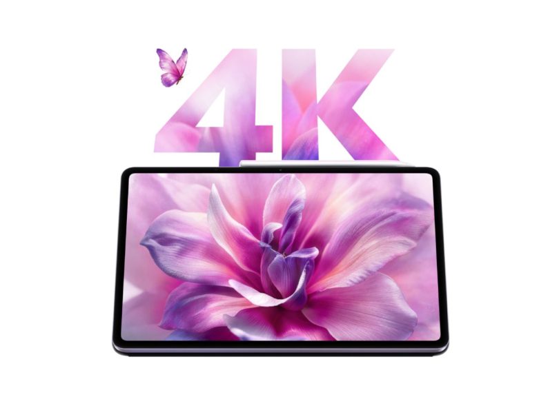 Tablette iQoo haut de gamme avec stylet magnétique, affichant une fleur violette éclatante sur un écran 4K haute résolution, surmontée d'un logo "4K" stylisé avec un papillon.