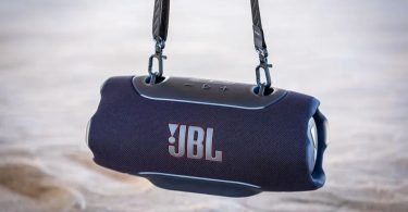 JBL Xtreme 5 suspendue par sa sangle de transport, enceinte Bluetooth portable étanche IP68