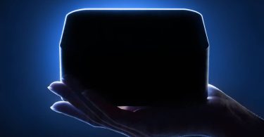 Silhouette d'un mini PC Lenovo compact et premium, tenu dans la paume d'une main avec un rétroéclairage bleu vif soulignant ses contours épurés sur un fond sombre.