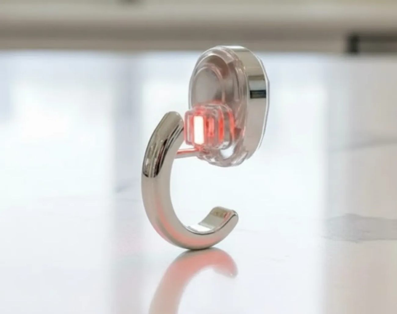 Gros plan sur le fermoir intelligent Lumia 2 en métal argenté et boîtier translucide, laissant apparaître le capteur PreciseLight de seconde génération activé par une lumière LED rouge.