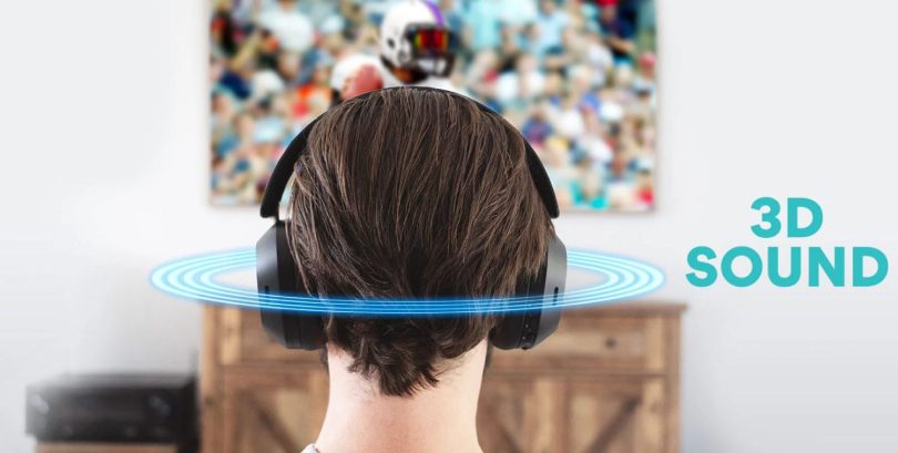 Casque sans fil over-ear MEE Audio Matrix Cinema 3D 2026 noir avec coussinets memory foam ultra-doux, posé sur son pad de charge sans fil magnétique, spécialement conçu pour la consommation TV et cinéma avec spatial audio à head tracking en temps réel et technologie CinemaEAR pour amplifier les dialogues