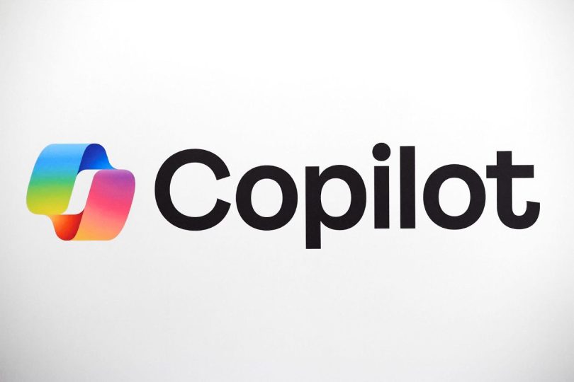 Logo officiel de Microsoft Copilot avec un ruban multicolore en forme de boucle et le texte Copilot en noir sur fond blanc.