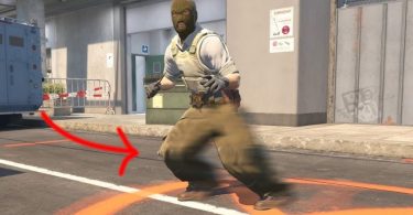 Capture d'écran de Counter-Strike 2 montrant un personnage de terroriste en plein mouvement de strafe sur la carte Overpass, avec un effet de flou de mouvement et une flèche rouge pointant vers les jambes pour illustrer la mise à jour du système subtick.