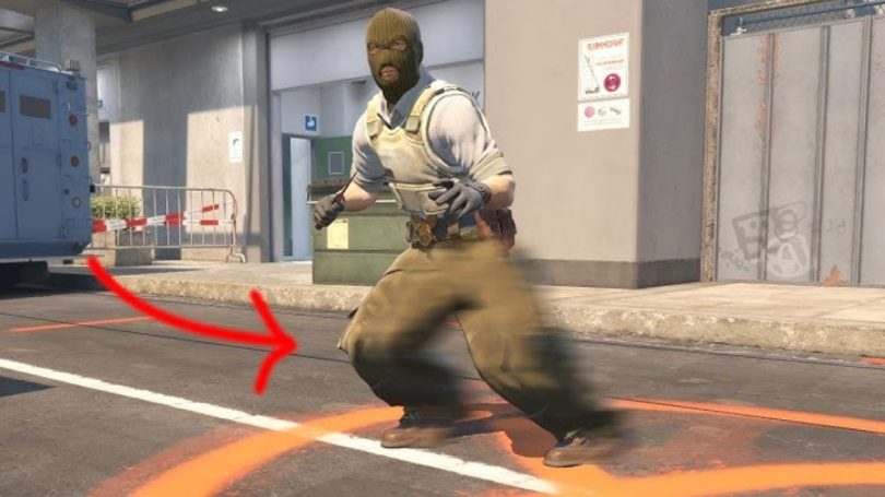 Capture d'écran de Counter-Strike 2 montrant un personnage de terroriste en plein mouvement de strafe sur la carte Overpass, avec un effet de flou de mouvement et une flèche rouge pointant vers les jambes pour illustrer la mise à jour du système subtick.