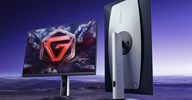Photographie de studio montrant le nouveau moniteur gaming Xiaomi G Series en vue avant et arrière sur un fond de paysage extraterrestre. L'écran de gauche affiche un logo 'G' rouge futuriste stylisé, tandis que la vue arrière à droite révèle un design blanc épuré avec la marque 'REDMI' et l'inscription 'G SERIES' sur le pied ergonomique.