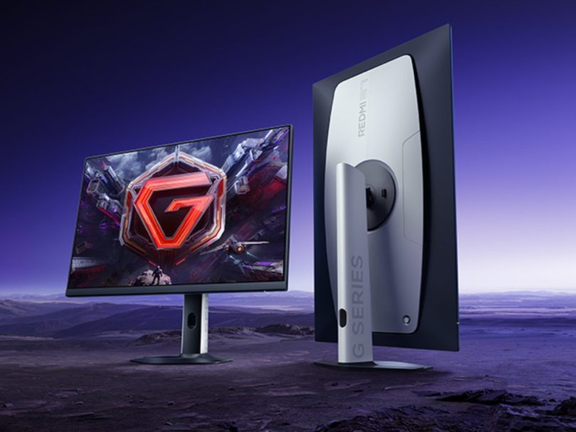 Photographie de studio montrant le nouveau moniteur gaming Xiaomi G Series en vue avant et arrière sur un fond de paysage extraterrestre. L'écran de gauche affiche un logo 'G' rouge futuriste stylisé, tandis que la vue arrière à droite révèle un design blanc épuré avec la marque 'REDMI' et l'inscription 'G SERIES' sur le pied ergonomique.