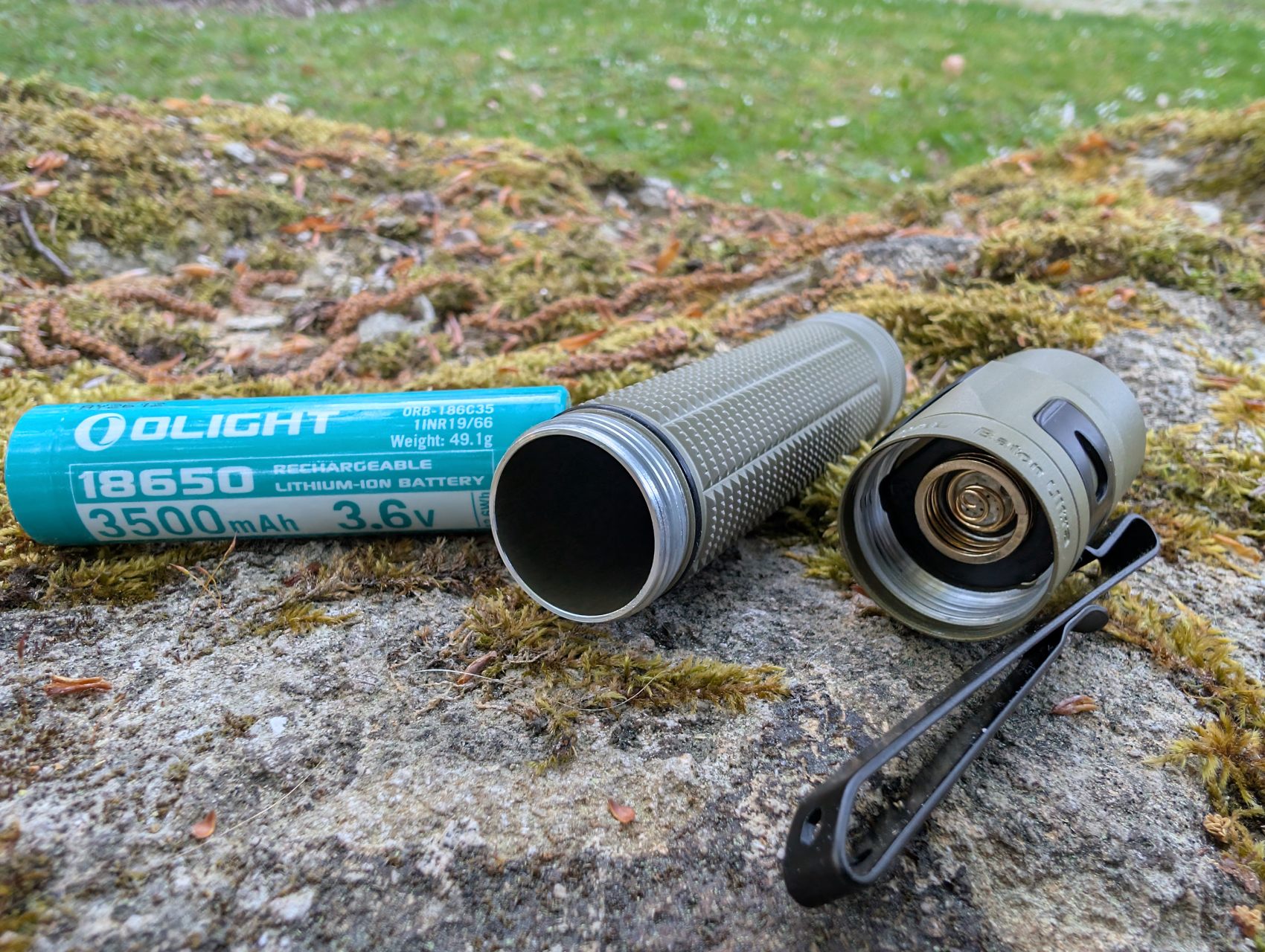 Olight Baton Ultra ouverte - batterie 18650 3500mAh Olight sortie, filetages et contact ressort doré visibles