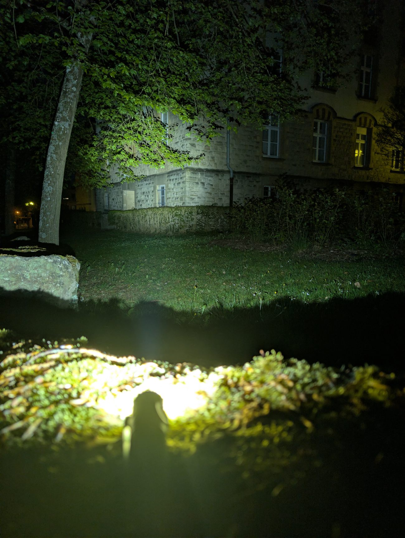 Olight Baton Ultra - faisceau Turbo de nuit, portée 300m visible sur bâtiment et végétation