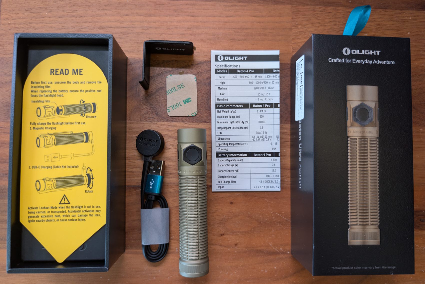 Unboxing Olight Baton Ultra Desert Tan - contenu de la boîte : lampe, câble MCC3, clip, documentation