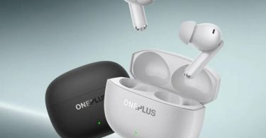 OnePlus Buds Ace 3, écouteurs sans fil true wireless en coloris noir et blanc, présentés avec leur boîtier de charge et un écouteur en lévitation