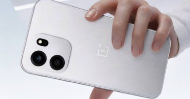 Visuel arrière d'un smartphone OnePlus blanc à finition brossée, montrant un double capteur photo et un flash LED, illustrant les fuites sur le futur modèle équipé du Snapdragon 7s Gen 4.