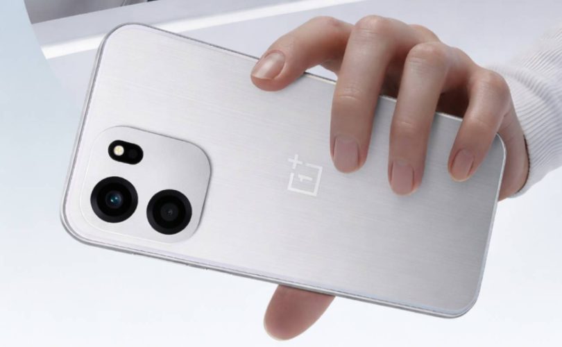 Visuel arrière d'un smartphone OnePlus blanc à finition brossée, montrant un double capteur photo et un flash LED, illustrant les fuites sur le futur modèle équipé du Snapdragon 7s Gen 4.