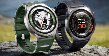 Deux montres connectées OnePlus Watch 4 en titane grade 5 posées sur un rocher : un modèle avec bracelet vert et cadran mappemonde, l'autre avec bracelet noir et affichage numérique orange.