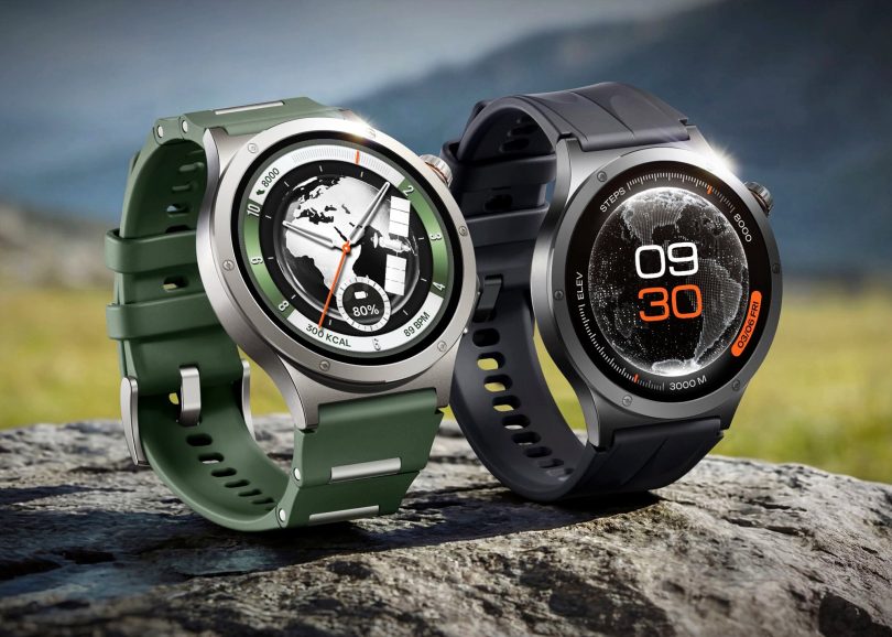 Deux montres connectées OnePlus Watch 4 en titane grade 5 posées sur un rocher : un modèle avec bracelet vert et cadran mappemonde, l'autre avec bracelet noir et affichage numérique orange.