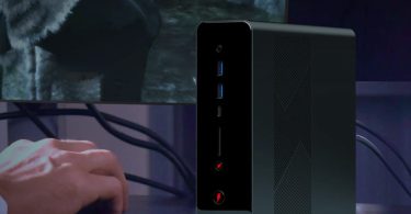 Mini-PC gaming OneXStation de OneXPlayer noir au format tour compacte, avec ports USB-C et USB-A en façade et logo AMD Ryzen AI Max+ visible.