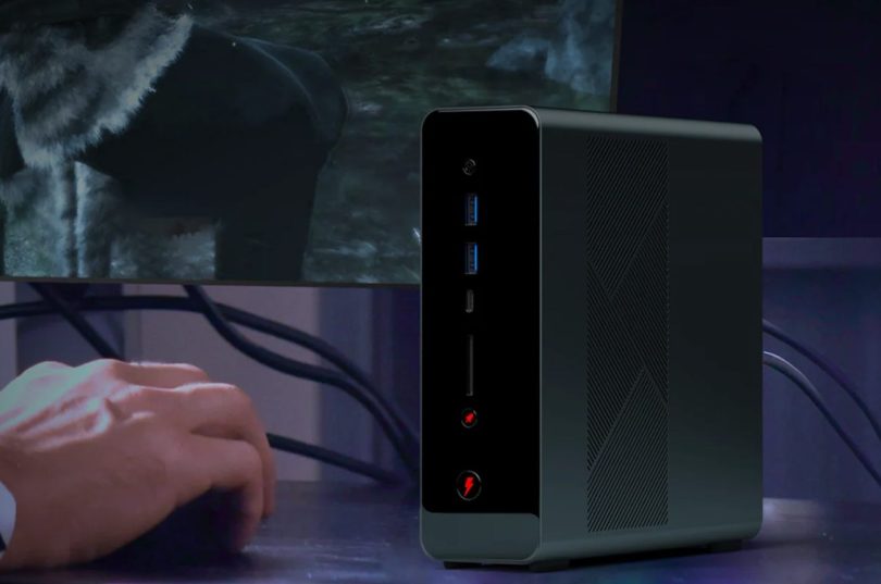 Mini-PC gaming OneXStation de OneXPlayer noir au format tour compacte, avec ports USB-C et USB-A en façade et logo AMD Ryzen AI Max+ visible.