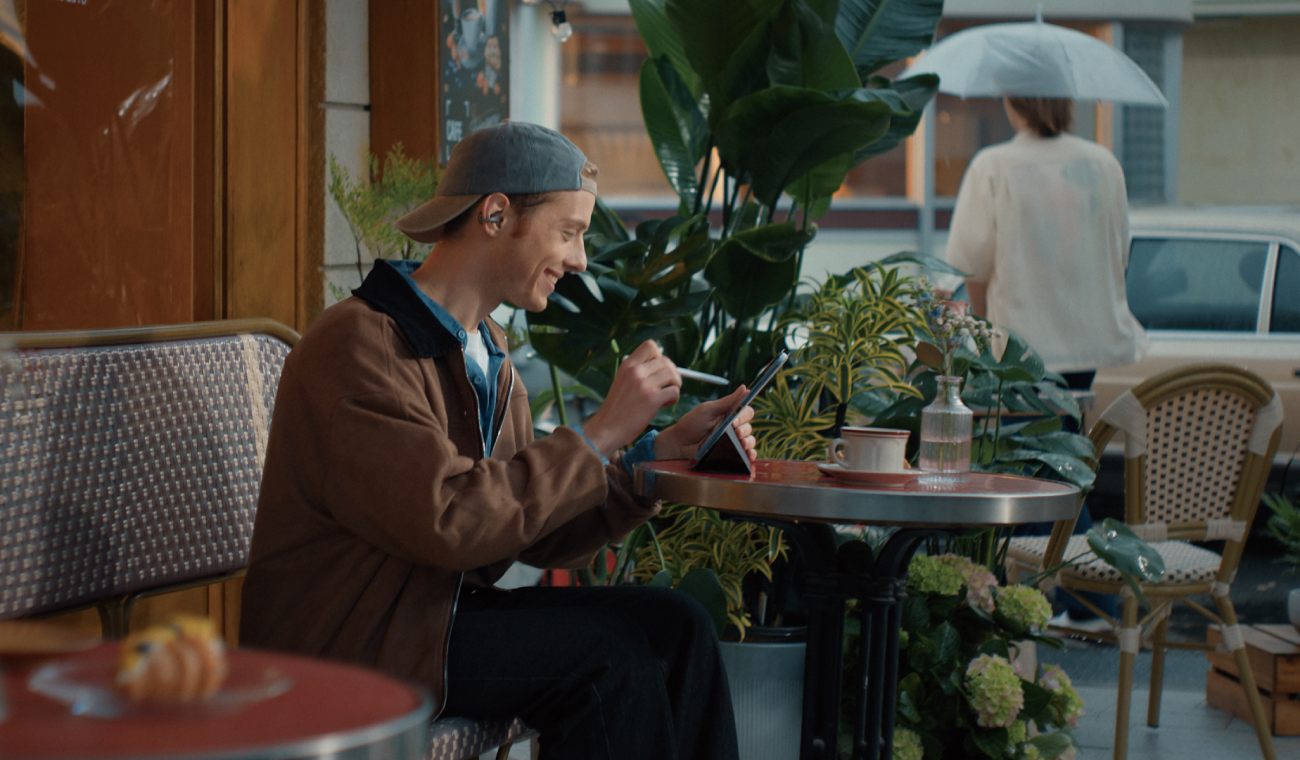 Gros plan technique sur l'arc en nickel-titane de l'écouteur OPPO Enco Clip2 coloris Slate Grey, illustrant l'emplacement du microphone VPU à conduction osseuse pour le système Crystal-Clear Bone Calls pendant un appel téléphonique.