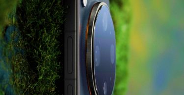 Vue rapprochée de profil du bloc caméra circulaire massif de l'OPPO Find X9 Ultra, doté d'une finition en cuir bleu texturé et d'un liseré métallique cranté, posé contre une paroi de mousse verte naturelle.