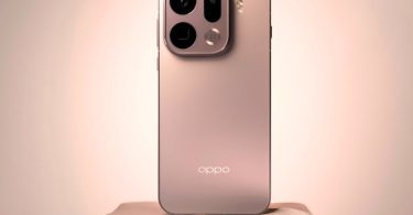 Vue arrière de l'Oppo Find X9s Pro coloris rose poudré posé sur un socle en soie, montrant son imposant module photo carré aux bords arrondis avec trois objectifs, un flash LED et le logo Hasselblad distinctif.