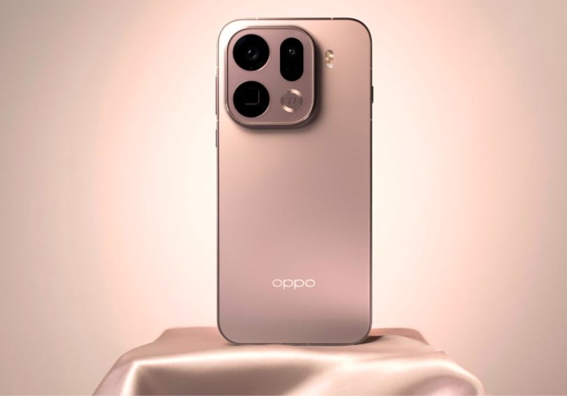 Vue arrière de l'Oppo Find X9s Pro coloris rose poudré posé sur un socle en soie, montrant son imposant module photo carré aux bords arrondis avec trois objectifs, un flash LED et le logo Hasselblad distinctif.