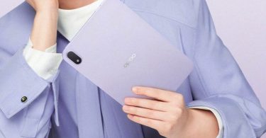 Vue arrière de la tablette compacte Oppo Pad Mini en coloris violet tenue en main, soulignant sa finesse de 5,39 mm et son module photo circulaire.