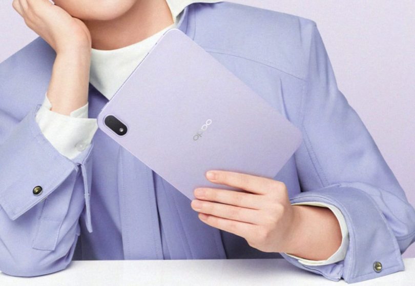 Vue arrière de la tablette compacte Oppo Pad Mini en coloris violet tenue en main, soulignant sa finesse de 5,39 mm et son module photo circulaire.