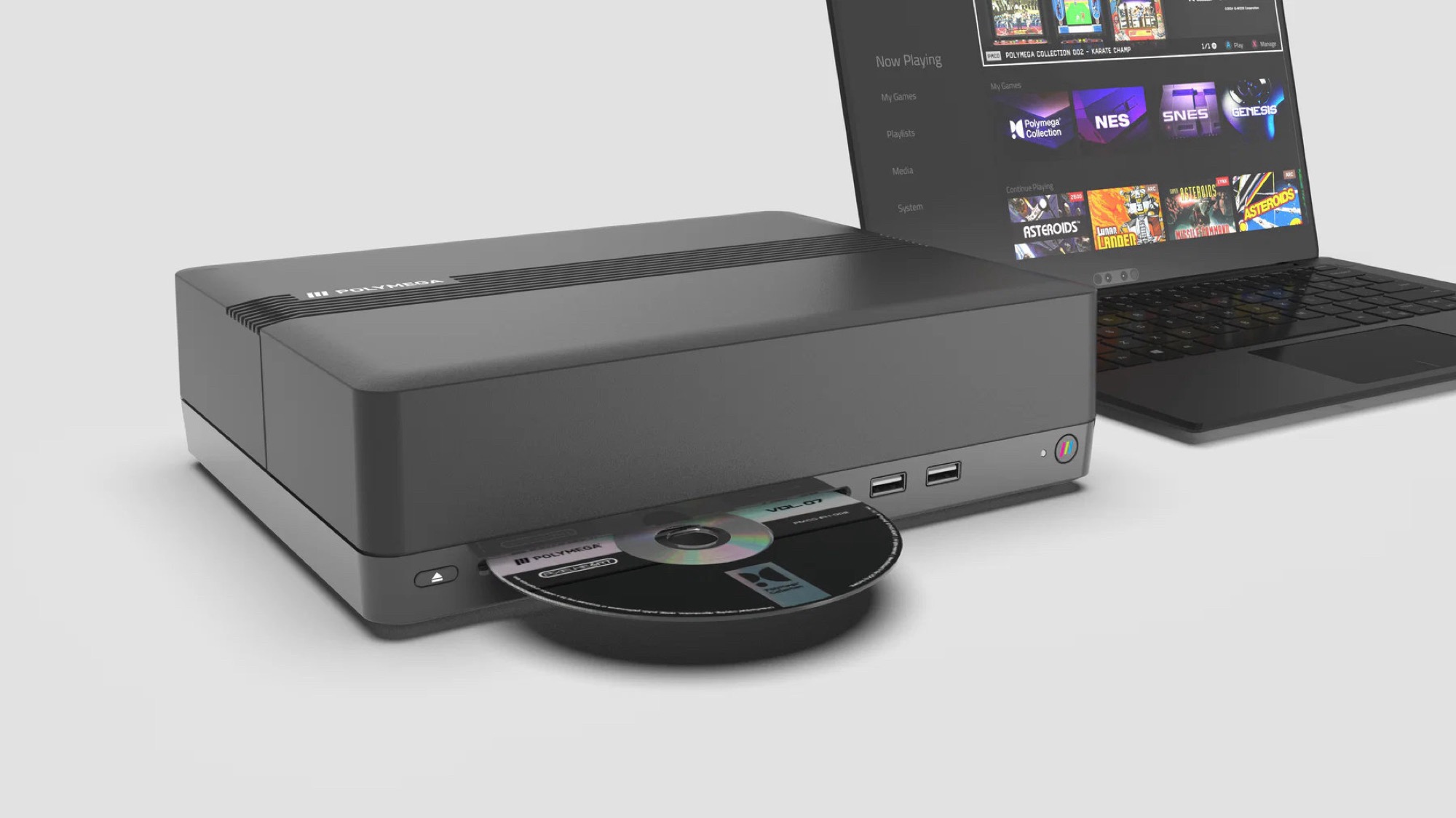 Console Polymega grise avec un CD inséré dans le lecteur frontal, posée à côté d'un ordinateur portable affichant l'interface logicielle Polymega Remix avec les catégories NES, SNES et Genesis.