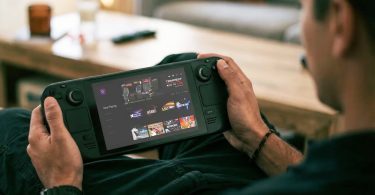 Joueur utilisant le logiciel Polymega Remix sur un Steam Deck pour parcourir une collection de jeux rétro incluant les systèmes Atari 7800, Genesis et la Neo Geo Pocket Color.