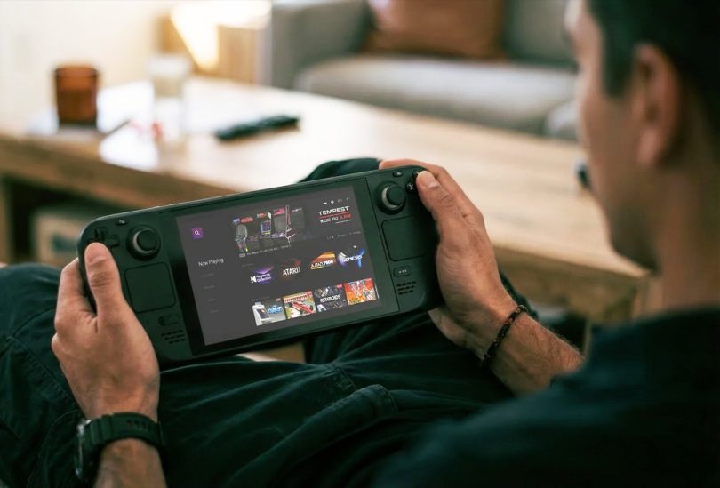 Joueur utilisant le logiciel Polymega Remix sur un Steam Deck pour parcourir une collection de jeux rétro incluant les systèmes Atari 7800, Genesis et la Neo Geo Pocket Color.