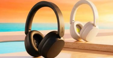 Casques Redmi Headphones Neo présentés en deux coloris côte à côte sur un décor de plage au coucher du soleil : modèle Obsidian Black à gauche avec arceau argent métallique et logo R discret, modèle Sand White à droite avec accent jaune lime sur le logo R sur la coque