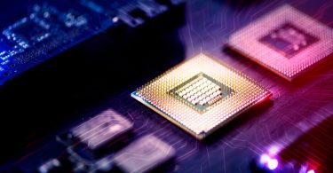 Gros plan sur des micro-processeurs et puces mémoire RAM sur un circuit imprimé avec des effets de lumière rouge et bleue, illustrant la production de composants Samsung.