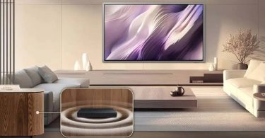 Téléviseur Samsung 2026 installé dans un salon contemporain avec zoom sur le Wireless One Connect Box déporté sur la table basse