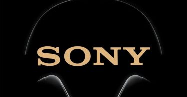 Image teaser minimaliste sur fond noir montrant uniquement le contour lumineux supérieur de l'arceau et des écouteurs d'un casque audio, avec le logo SONY en lettres dorées/cuivrées au centre.