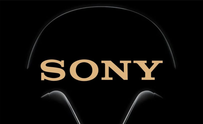 Image teaser minimaliste sur fond noir montrant uniquement le contour lumineux supérieur de l'arceau et des écouteurs d'un casque audio, avec le logo SONY en lettres dorées/cuivrées au centre.