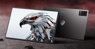 Vue avant et arrière de la tablette gaming RedMagic avec un fond d'écran d'aigle cybernétique, montrant le design noir mat et le module caméra sophistiqué.