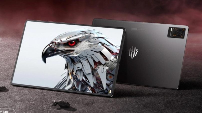 Vue avant et arrière de la tablette gaming RedMagic avec un fond d'écran d'aigle cybernétique, montrant le design noir mat et le module caméra sophistiqué.