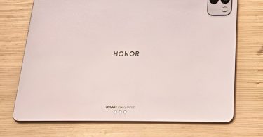 Dos de la tablette Honor ultra-fine couleur champagne, montrant le double capteur photo, le logo 'HONOR' centré, les certifications 'IMAX ENHANCED' et les trois points de connexion pour clavier.