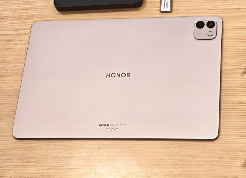 Dos de la tablette Honor ultra-fine couleur champagne, montrant le double capteur photo, le logo 'HONOR' centré, les certifications 'IMAX ENHANCED' et les trois points de connexion pour clavier.