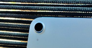 Gros plan sur le module caméra arrière circulaire et la finition en aluminium brossé d'une tablette Huawei MatePad Pro 13.2 posée sur un support tressé noir.